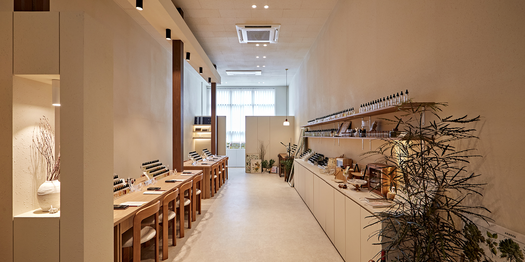 [매장] 코끝에 스미는 달콤한 향, 향수매장 인테리어